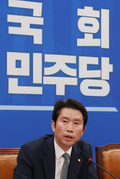 이인영 원내대표가 21일 국회에서 기자간담회를 하고 있다. 연합뉴스